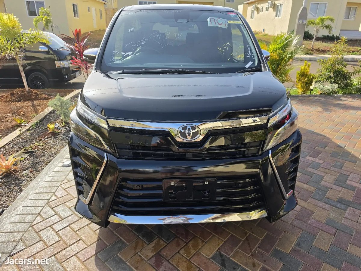2021 TOYOTA Voxy