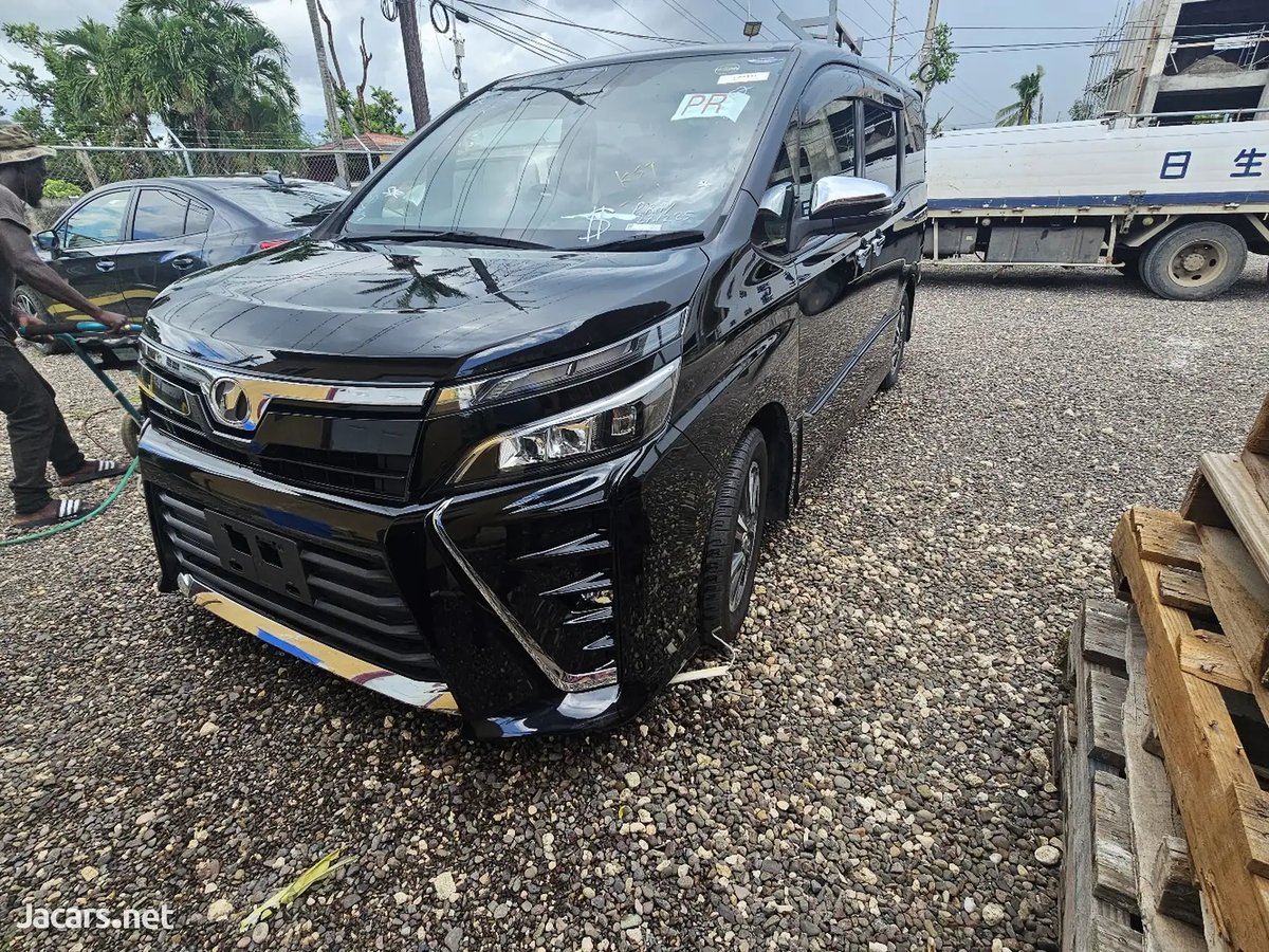 2017 TOYOTA Voxy