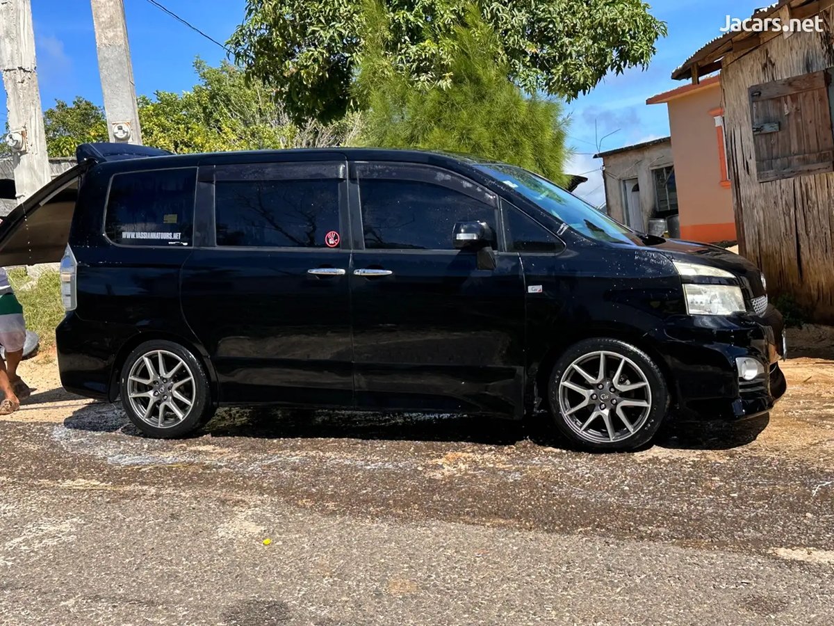 2013 TOYOTA Voxy