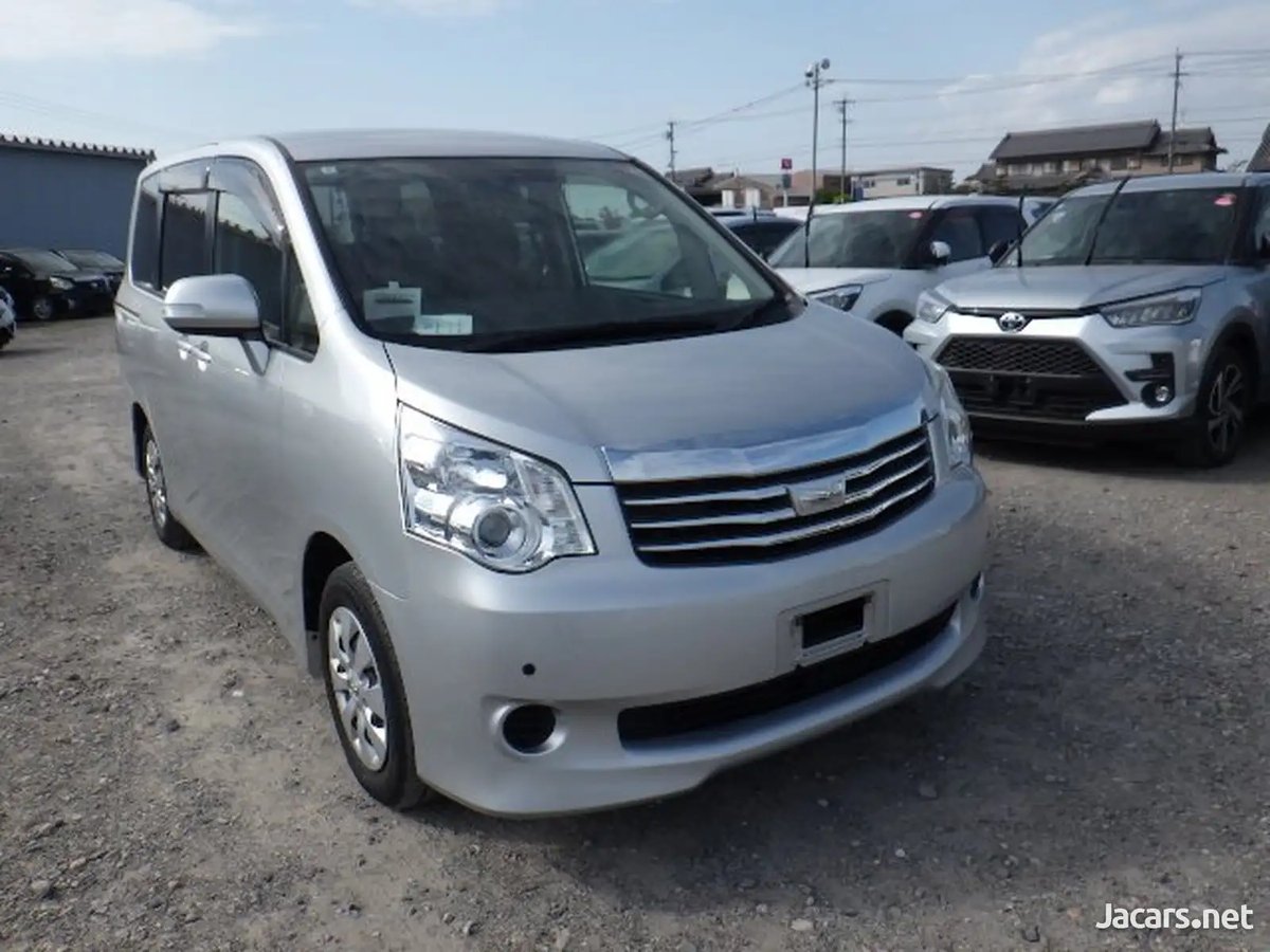 2014 TOYOTA Noah