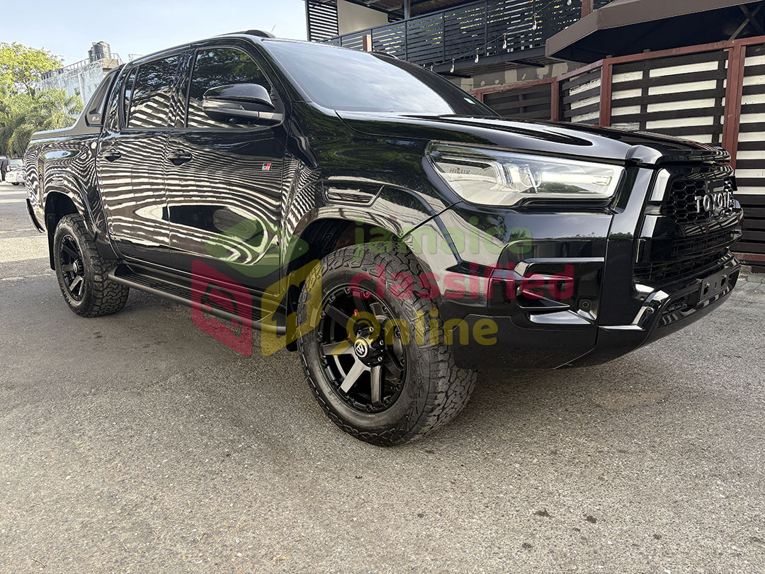 2023 TOYOTA Hilux
