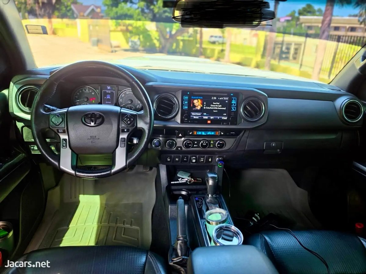 TOYOTA Tacoma