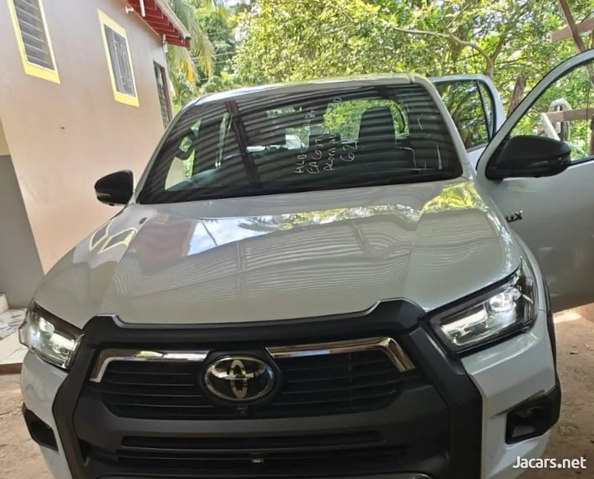 2022 TOYOTA Hilux