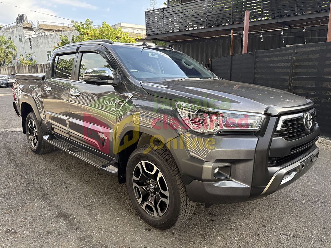 2024 TOYOTA Hilux