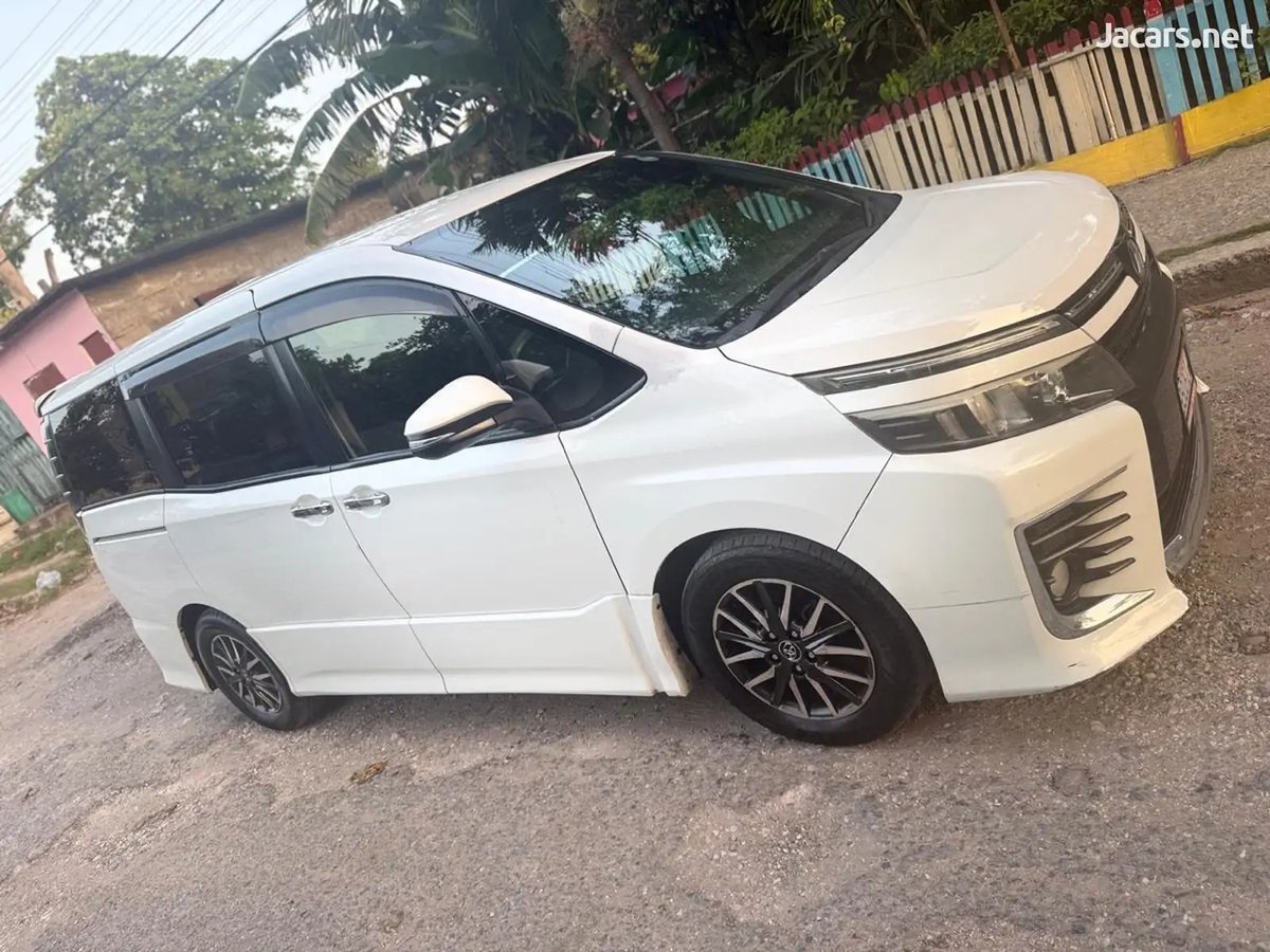 2014 TOYOTA Voxy