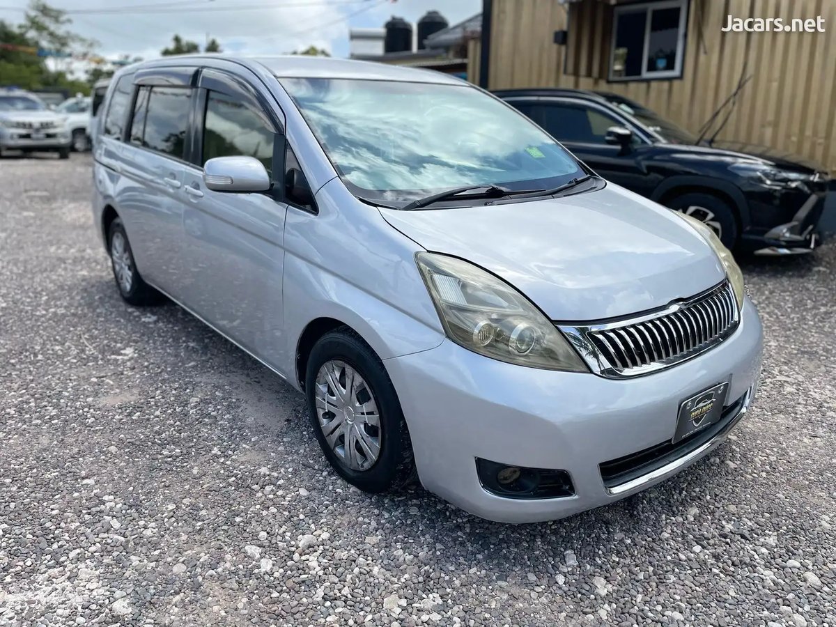 2013 TOYOTA Isis