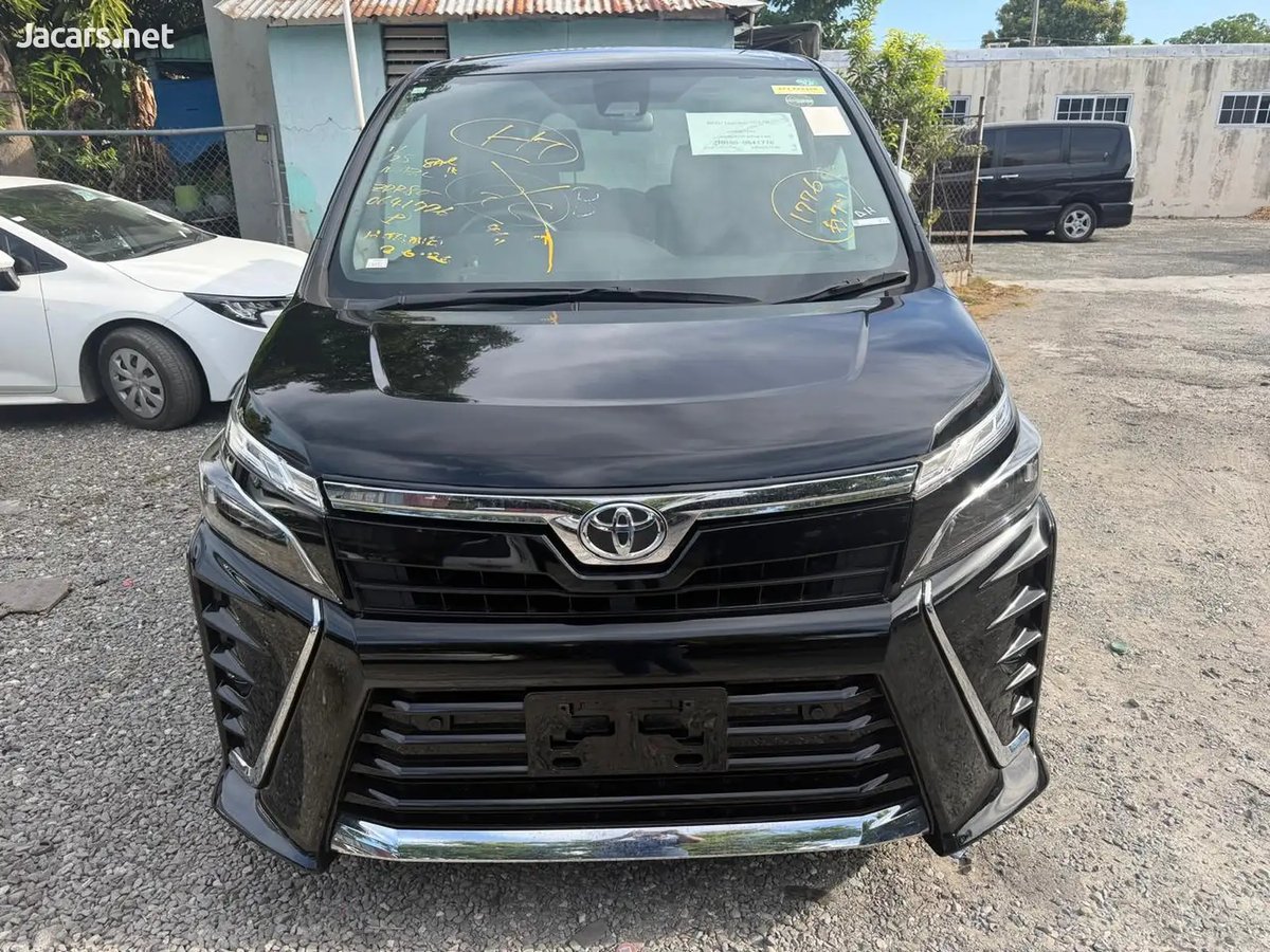 2020 TOYOTA Voxy