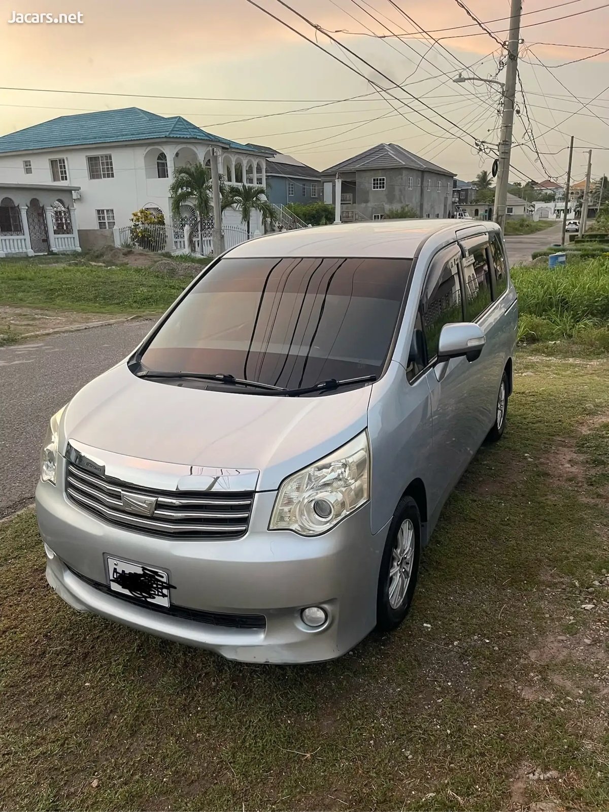 2012 TOYOTA Noah