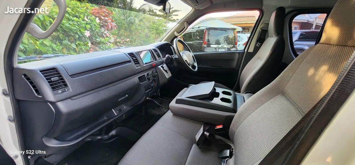2018 TOYOTA hiace