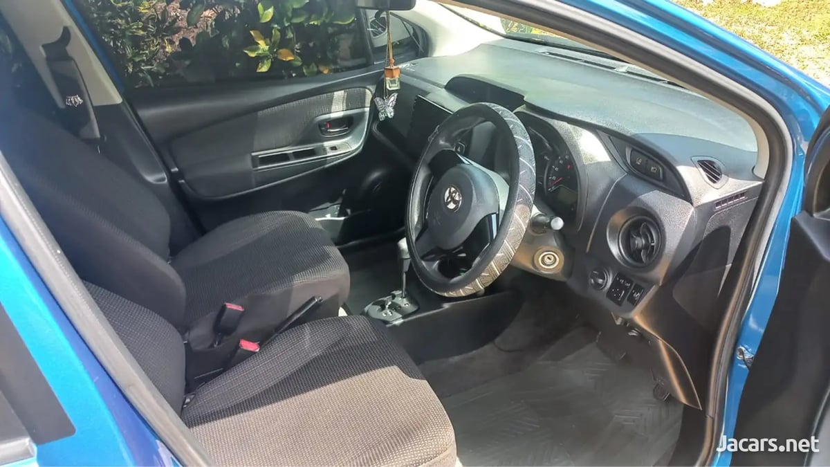 2018 TOYOTA Vitz