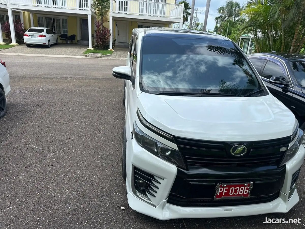 2014 TOYOTA Voxy