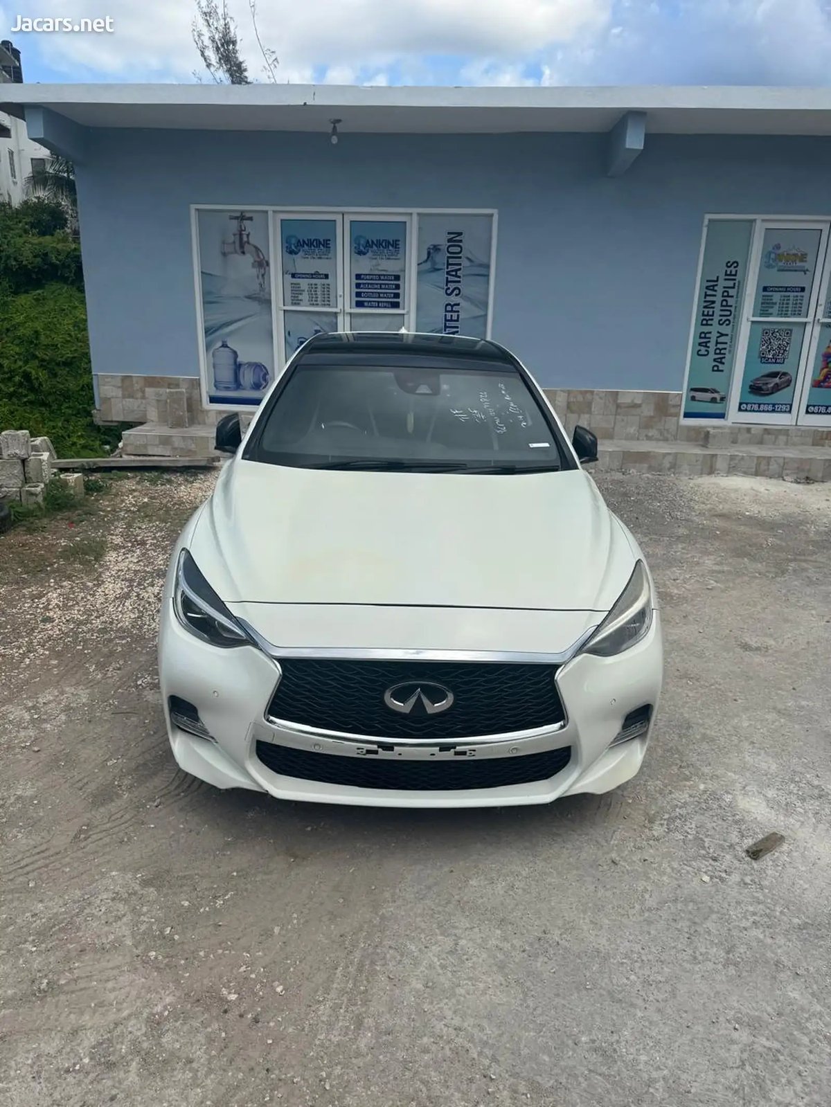 2016 INFINITI Q30