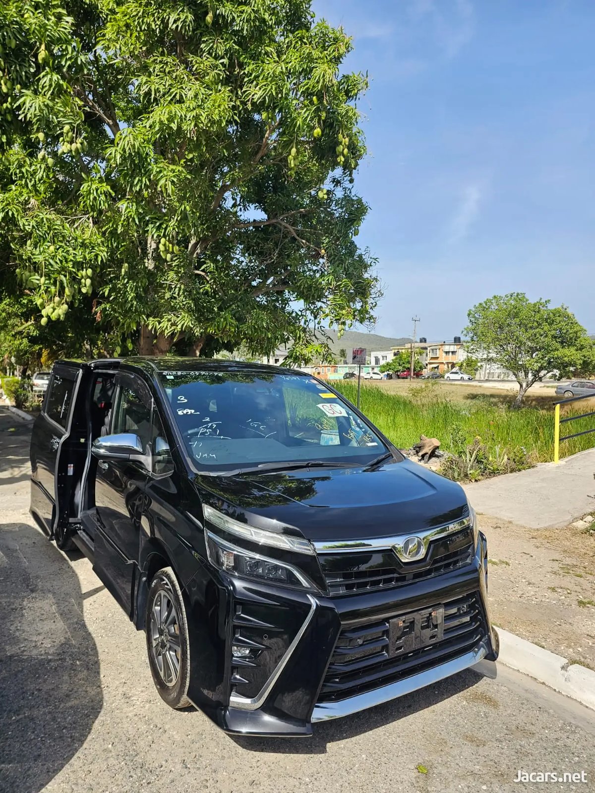2020 TOYOTA Voxy