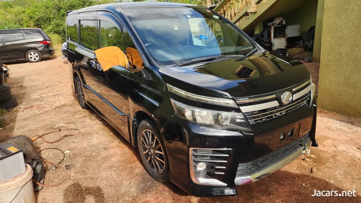 2017 TOYOTA Voxy
