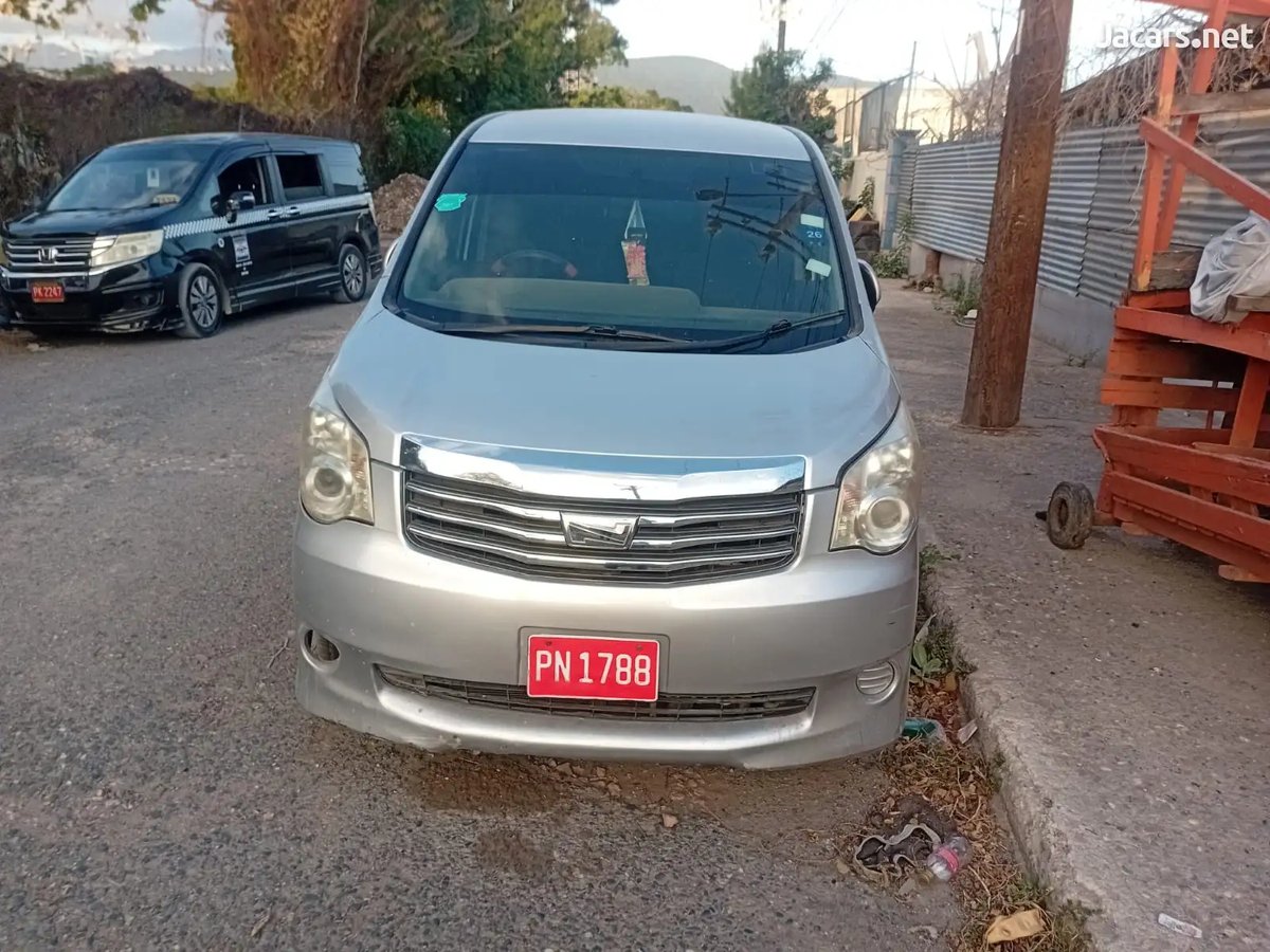 2011 TOYOTA Noah