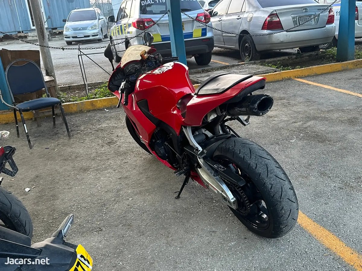 2016 HONDA CBR