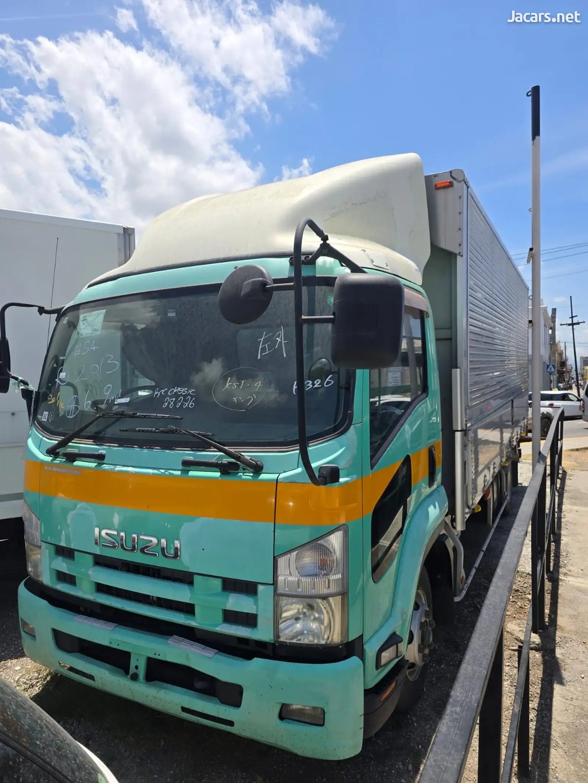 2013 ISUZU Box