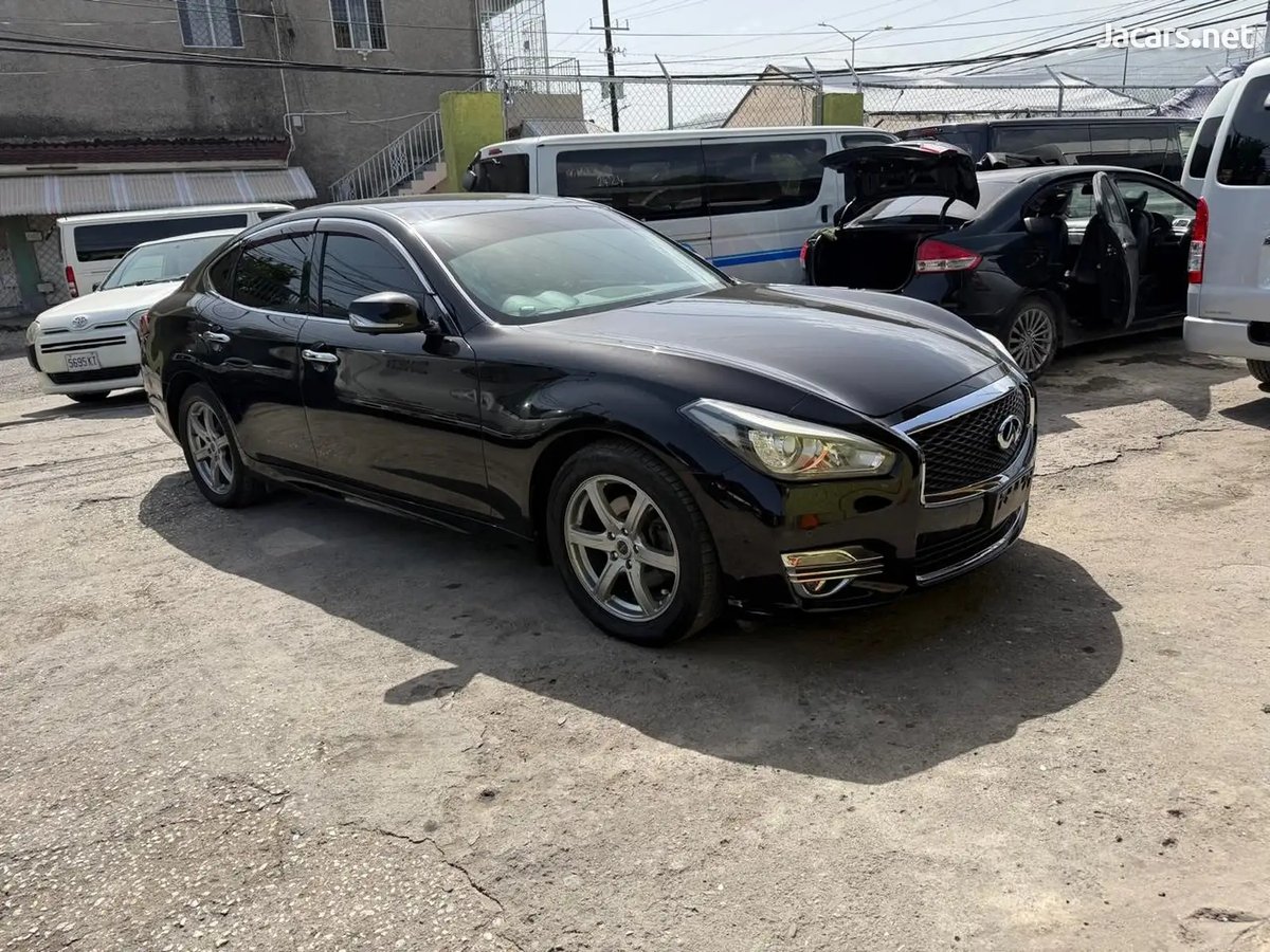 2017 NISSAN Fuga