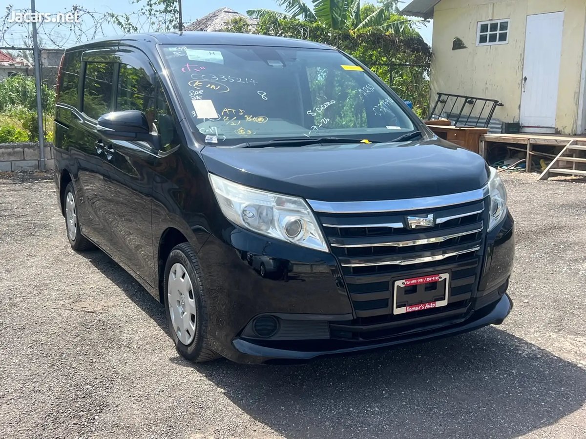 2017 TOYOTA Noah