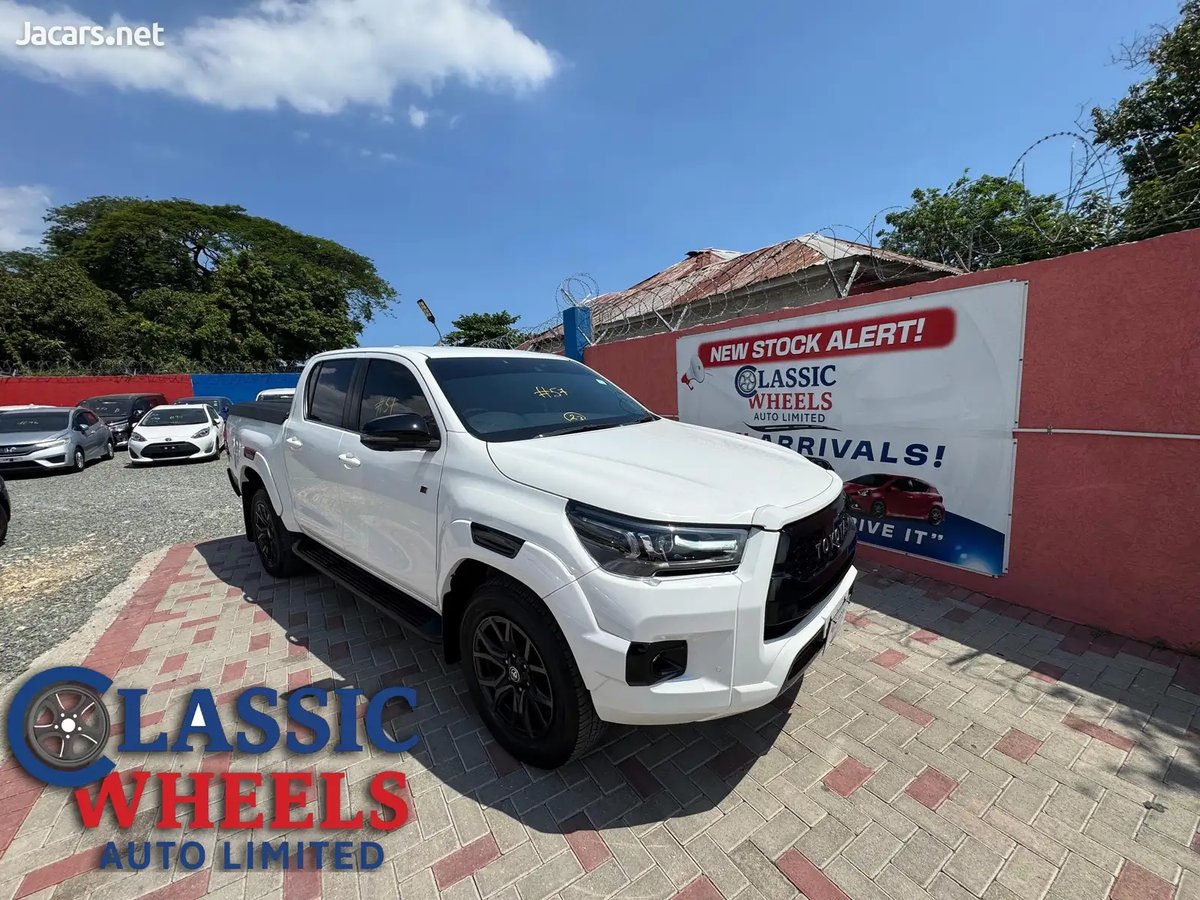2023 TOYOTA Hilux
