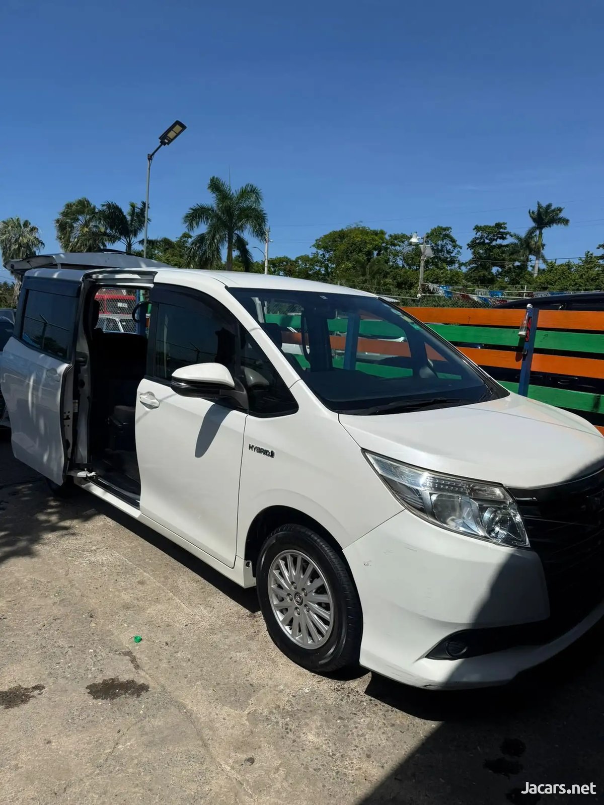 2014 TOYOTA Noah