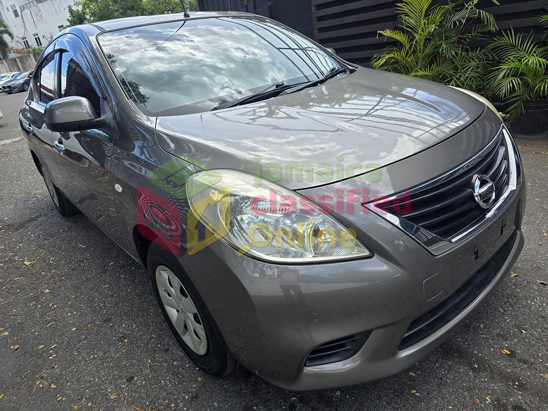 2013 NISSAN Latio