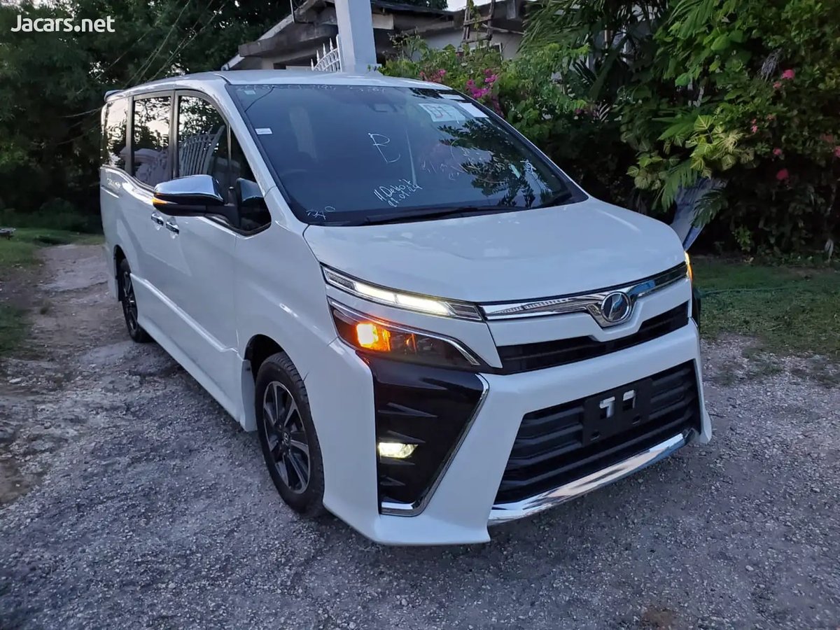 2017 TOYOTA Voxy