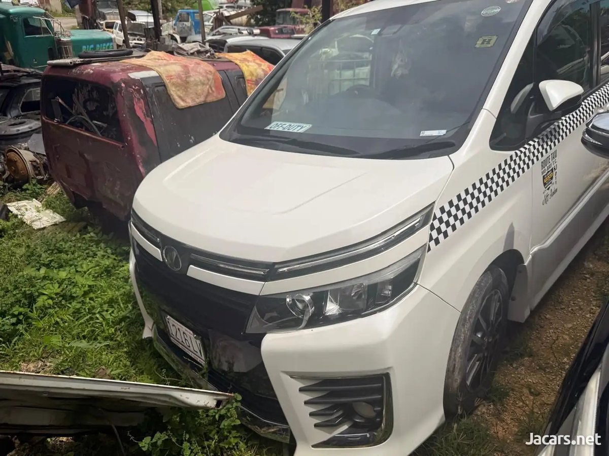 2016 TOYOTA Voxy