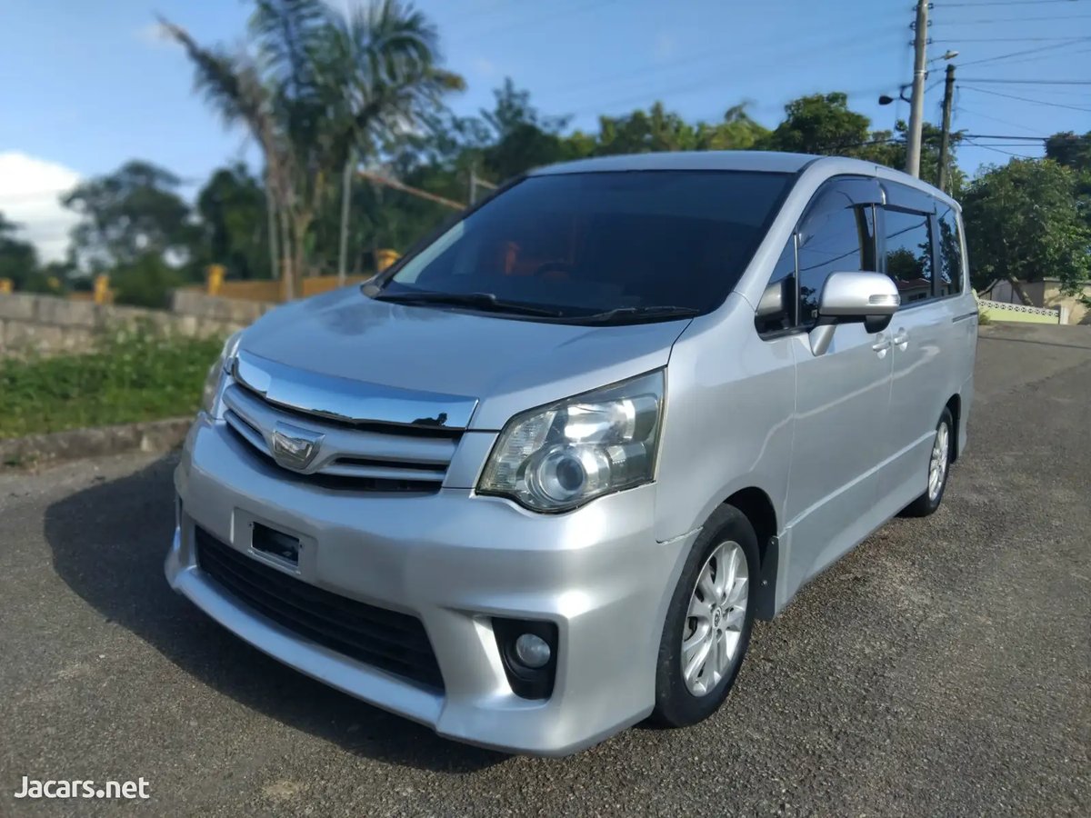 2013 TOYOTA Noah
