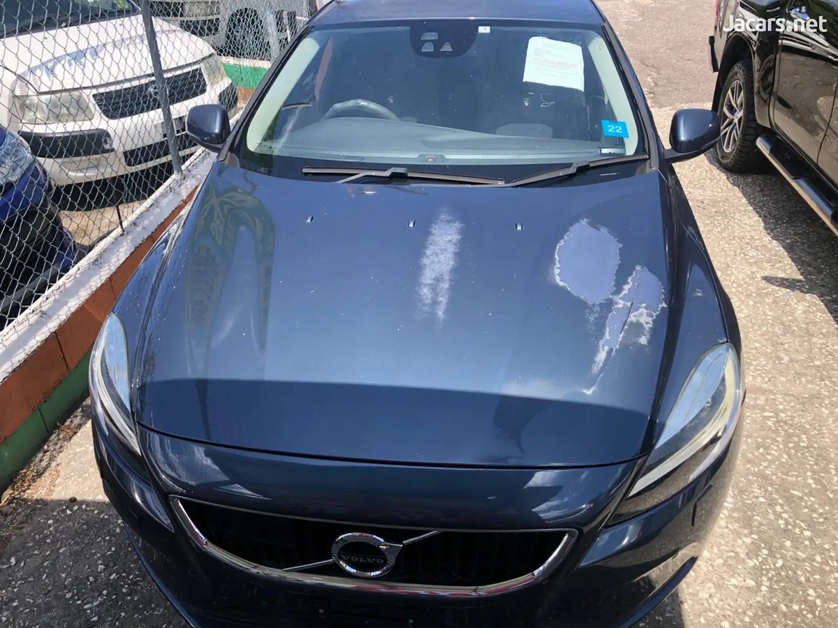2017 VOLVO V40