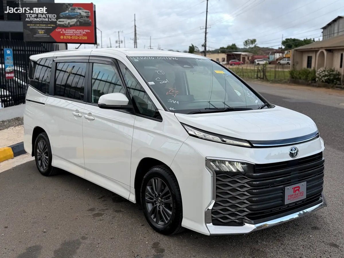 2022 TOYOTA Voxy
