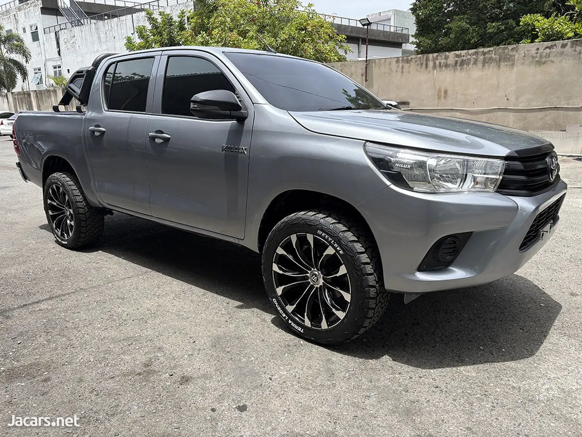2020 TOYOTA Hilux