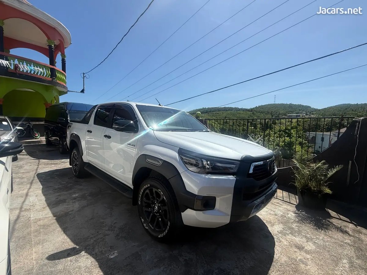 2024 TOYOTA Hilux