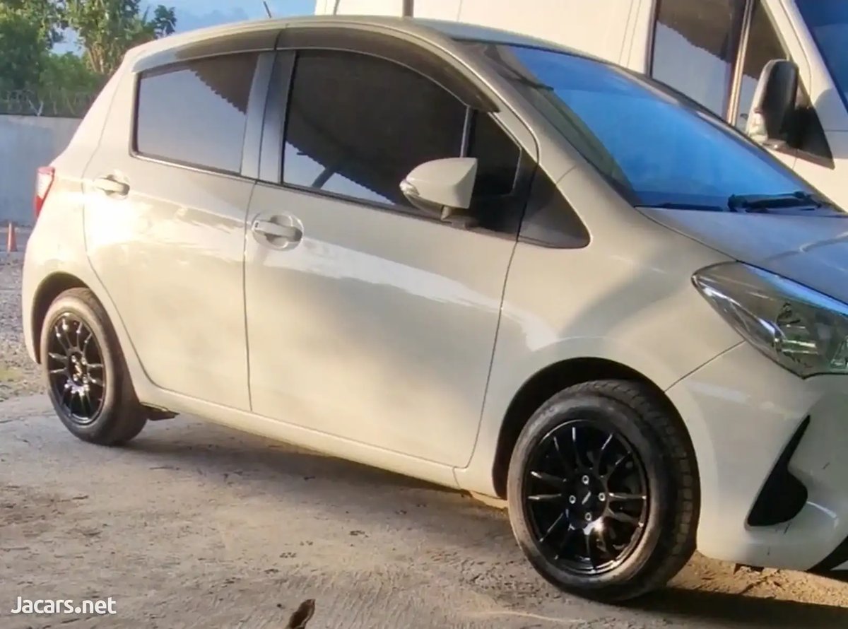 2018 TOYOTA Vitz