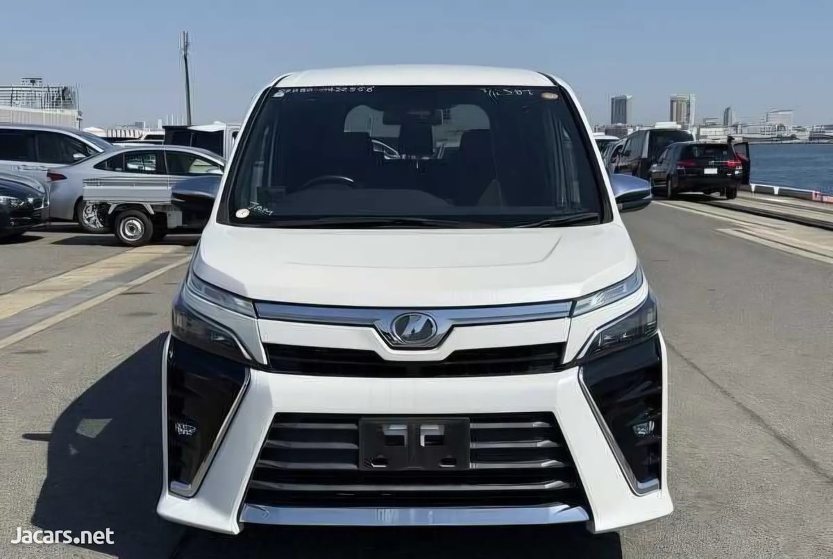 2018 TOYOTA Voxy