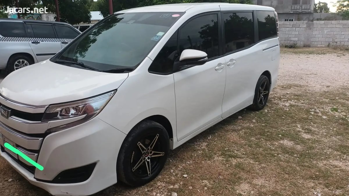 2017 TOYOTA Noah