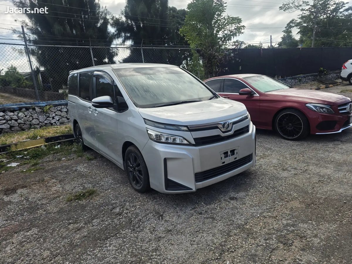 2017 TOYOTA Voxy