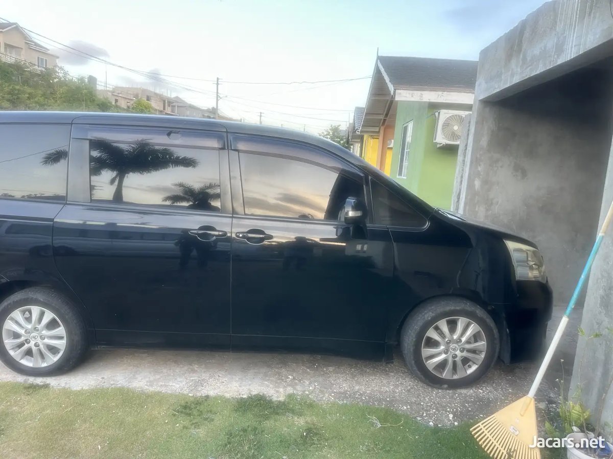 2013 TOYOTA Noah