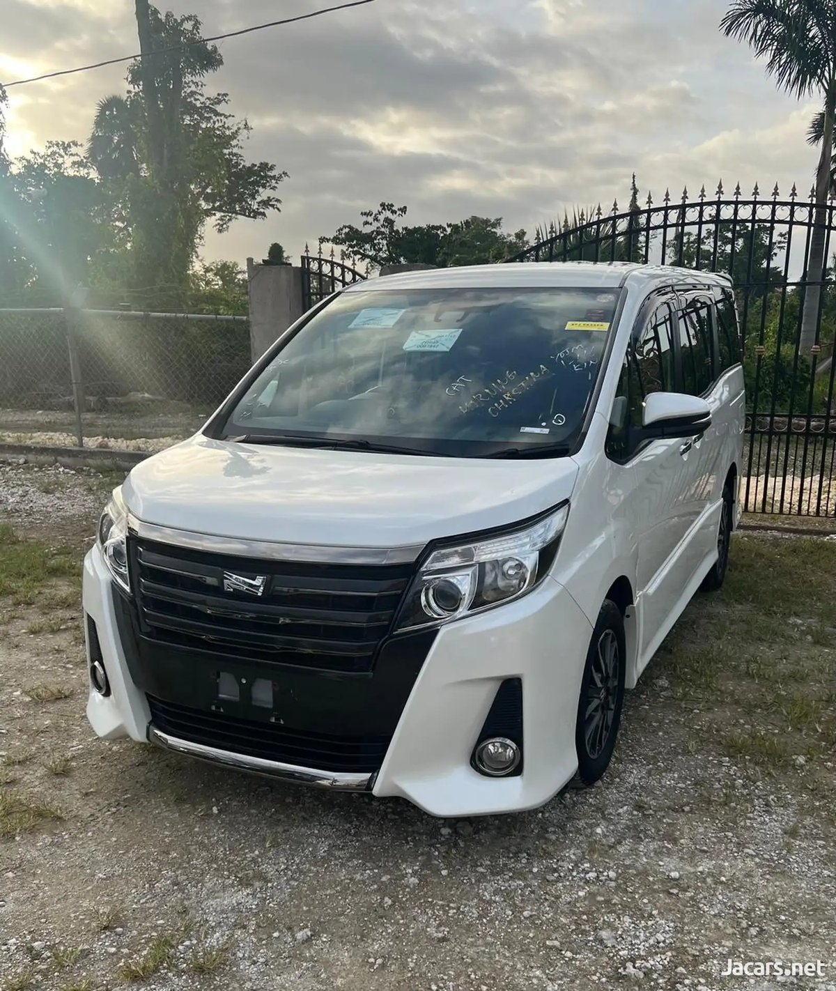 2017 TOYOTA Noah