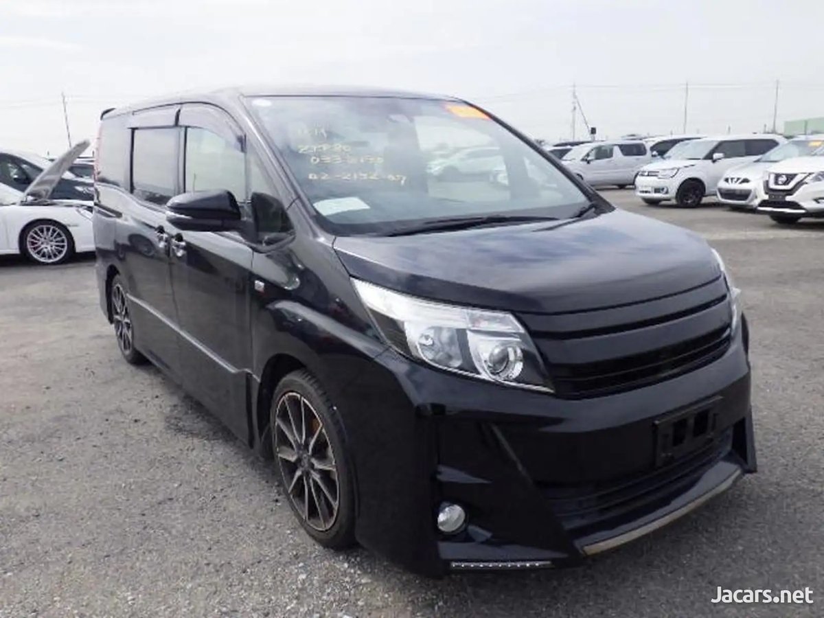 2017 TOYOTA Noah