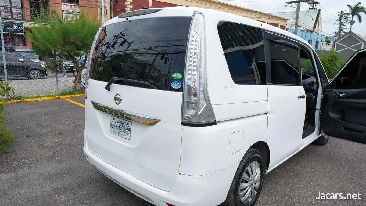2014 NISSAN Serena
