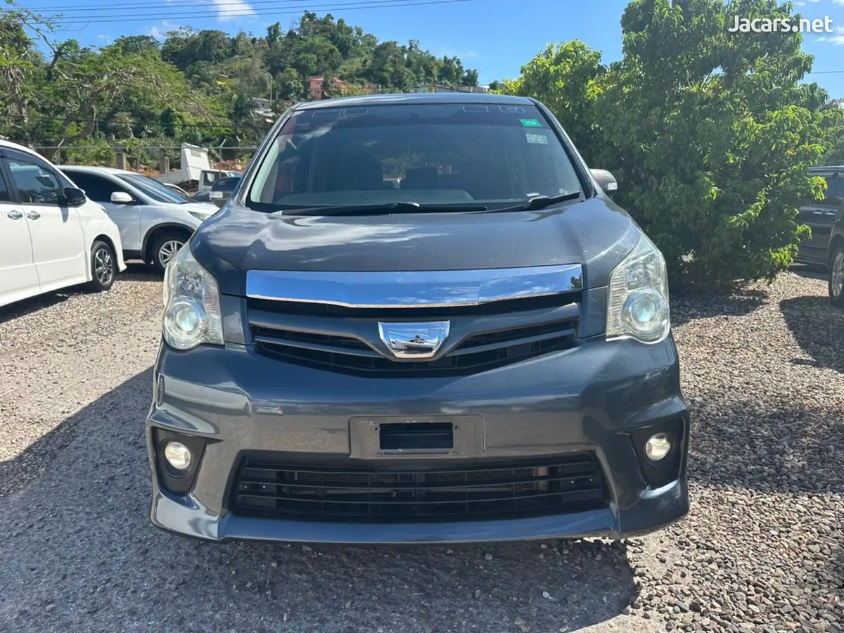2012 TOYOTA Noah