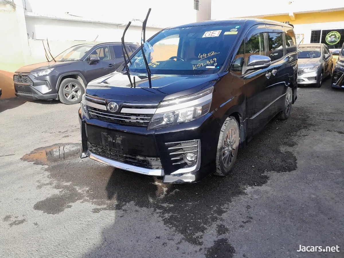2017 TOYOTA Voxy