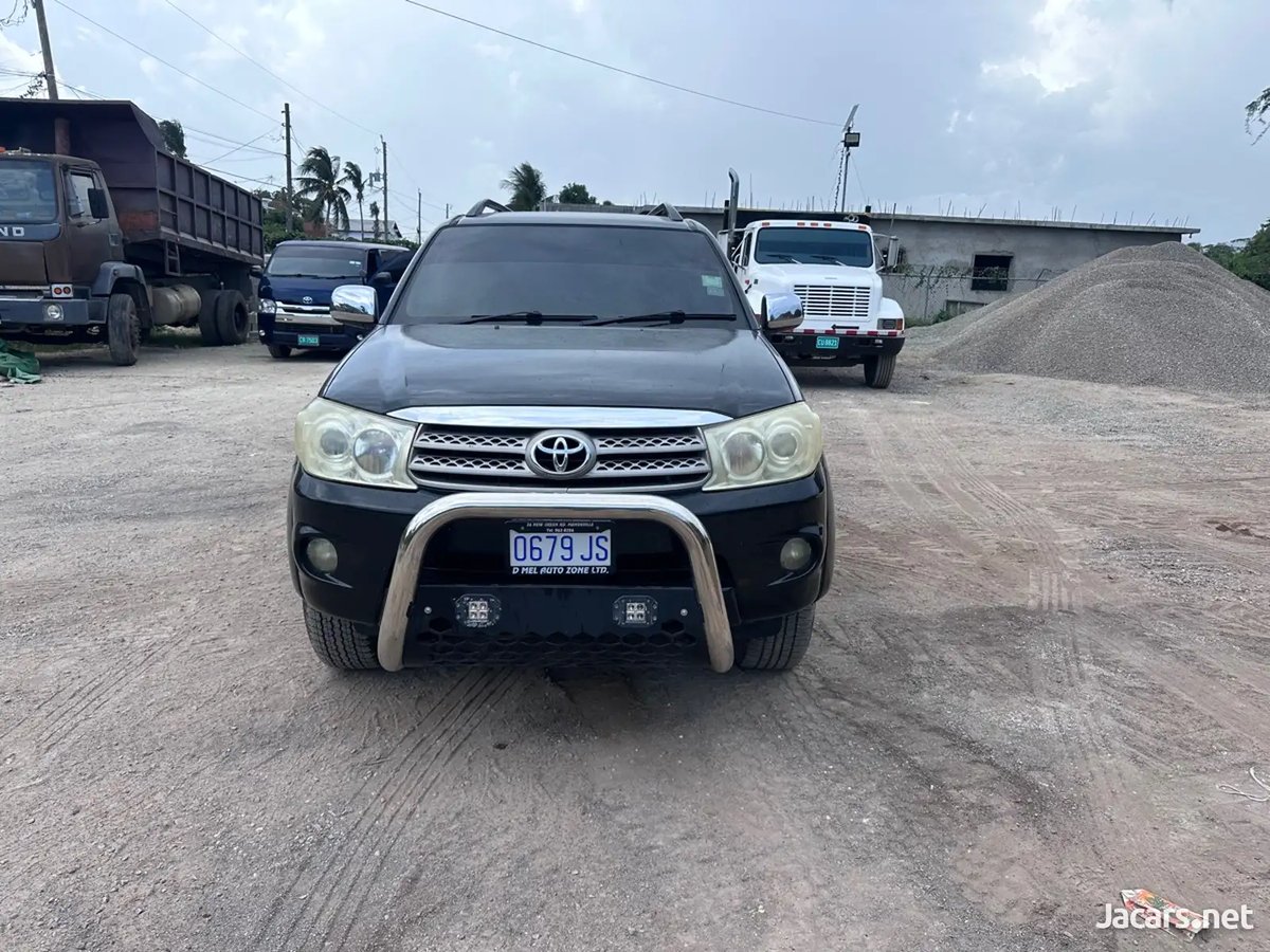 2011 TOYOTA Fortuner