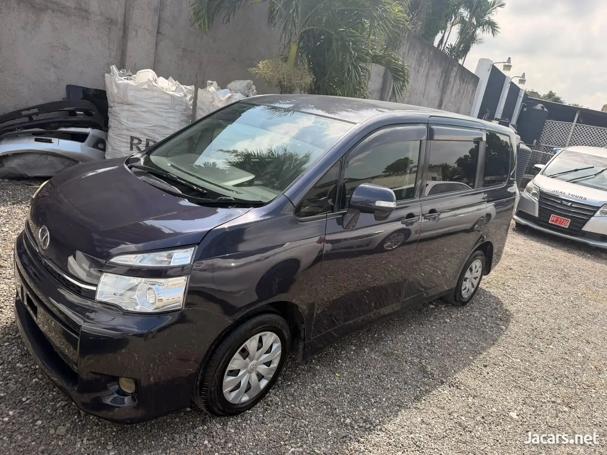 2013 TOYOTA Voxy