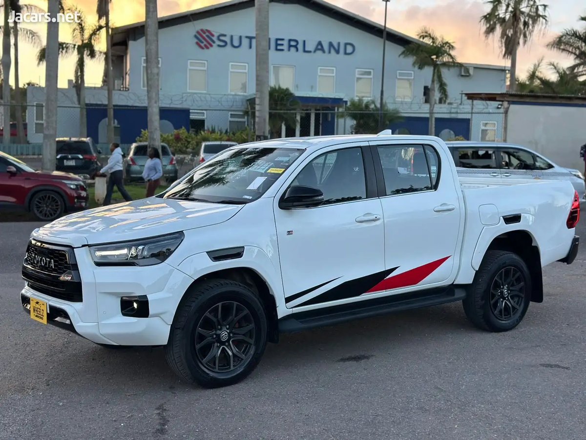 2023 TOYOTA Hilux