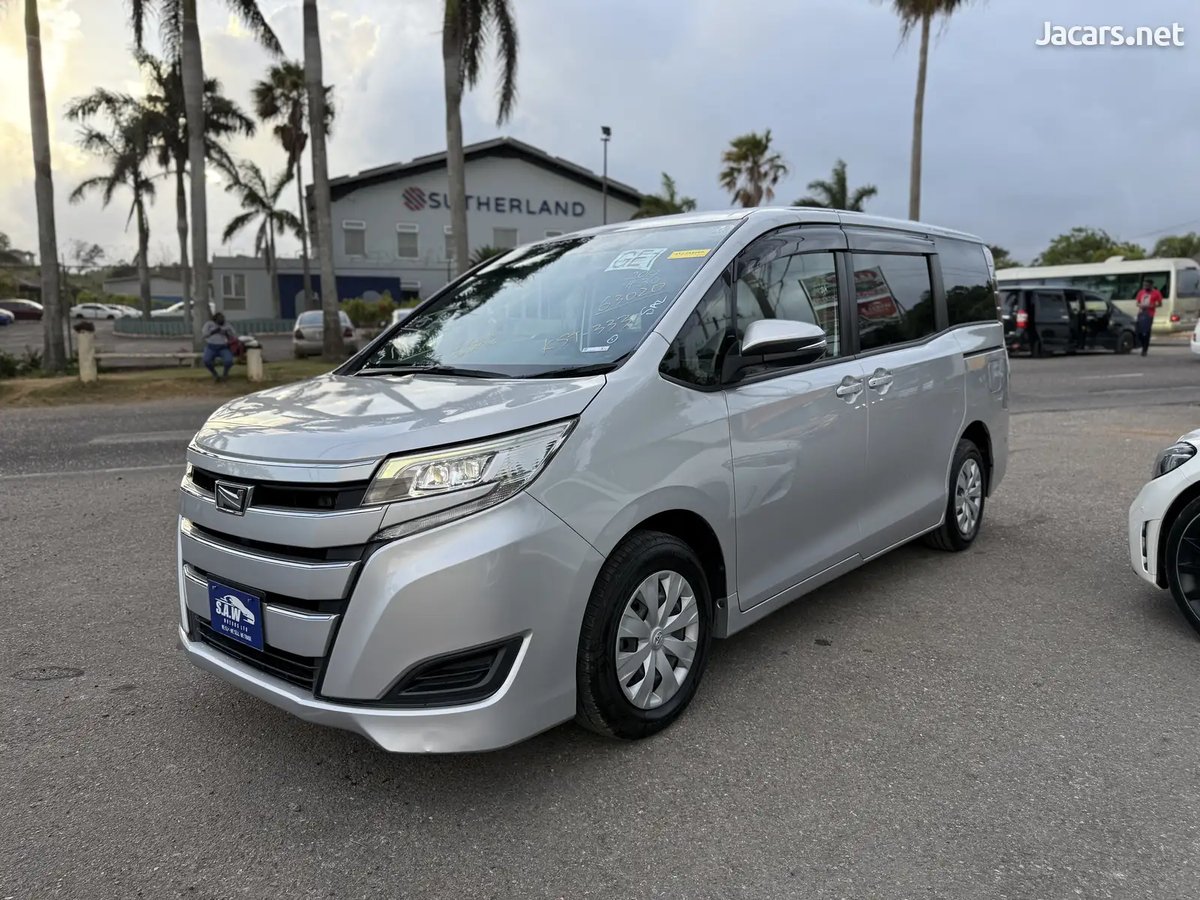 2017 TOYOTA Noah