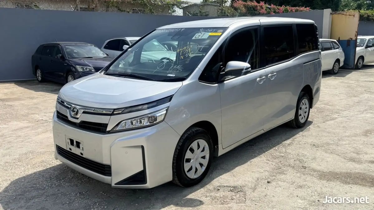 2020 TOYOTA Voxy