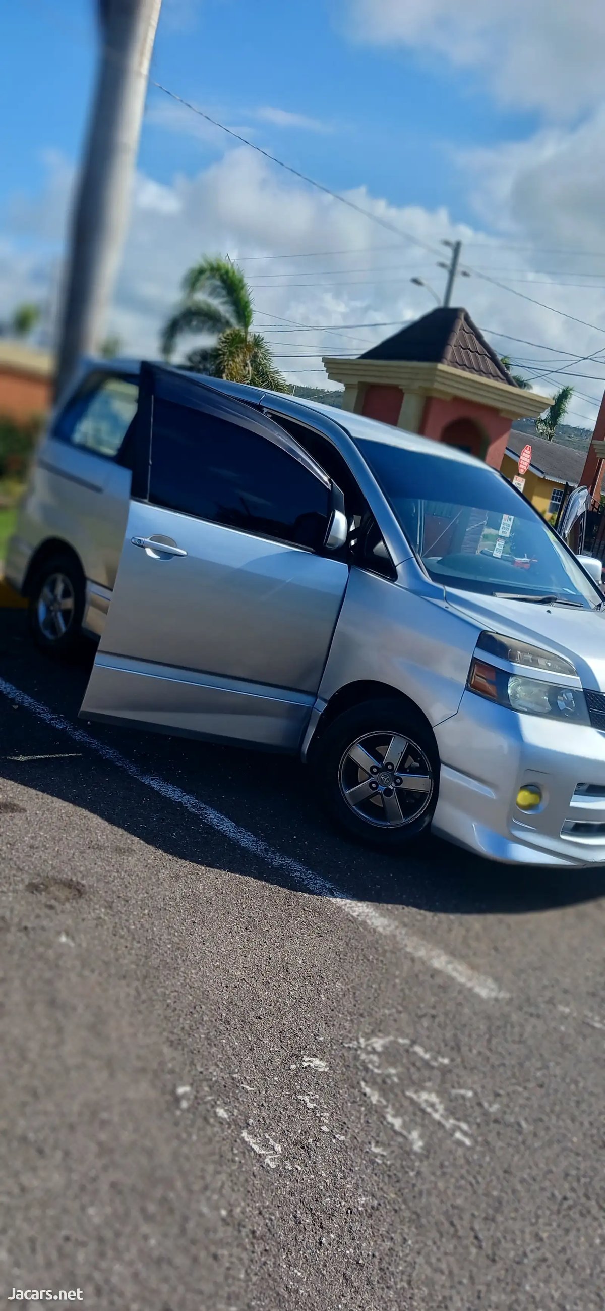 2005 TOYOTA Voxy