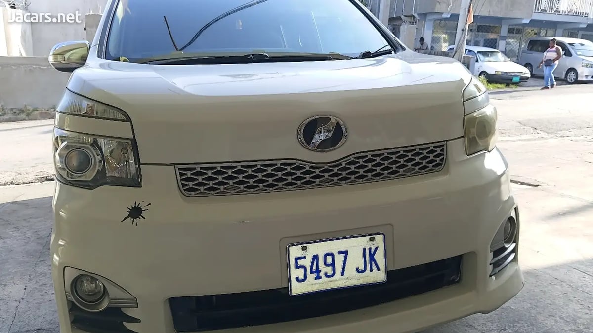 2011 TOYOTA Voxy